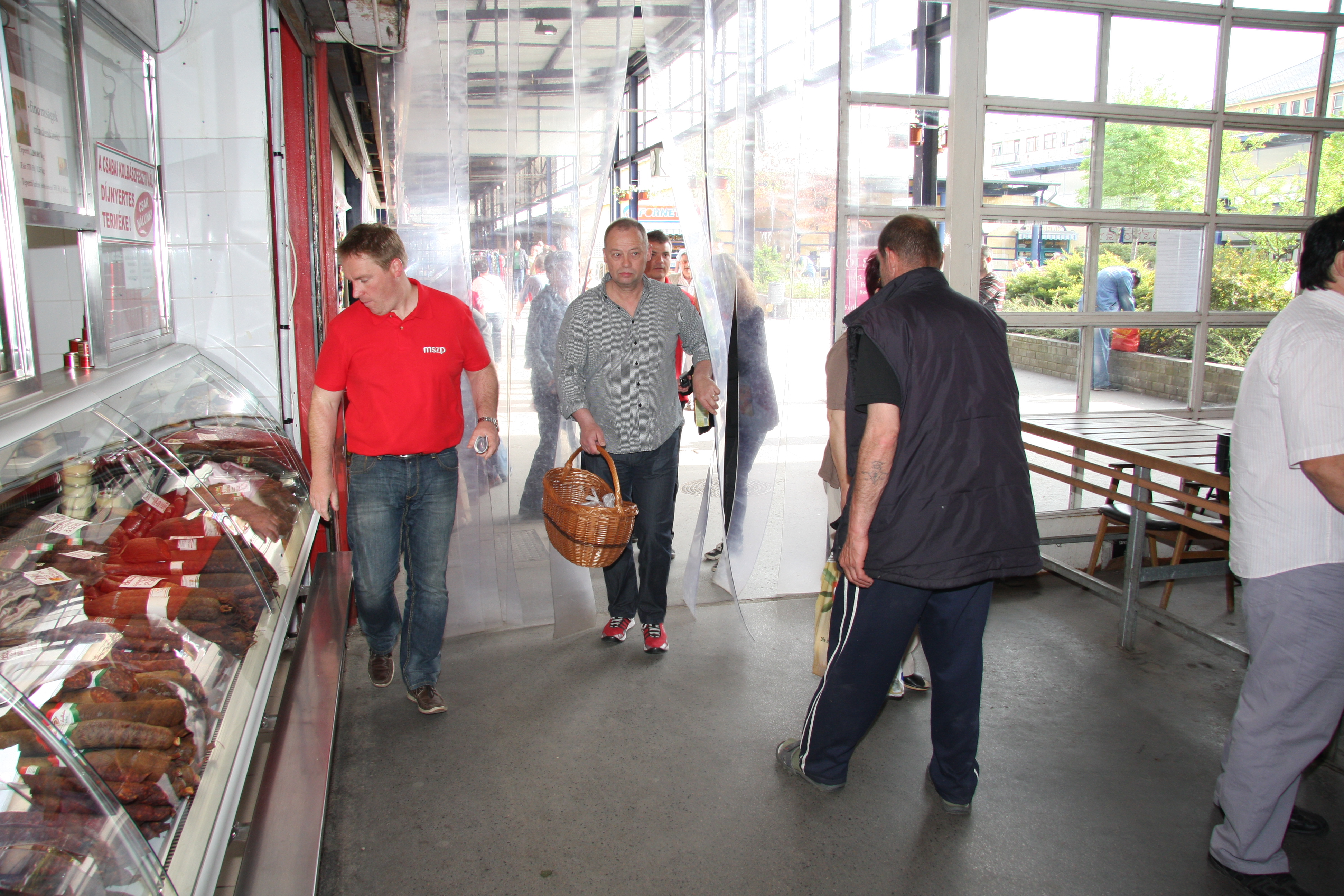Illustration for article titled Íme a teljes leleplező képsorozat a csepeli piacon fideszest riogató Szanyi