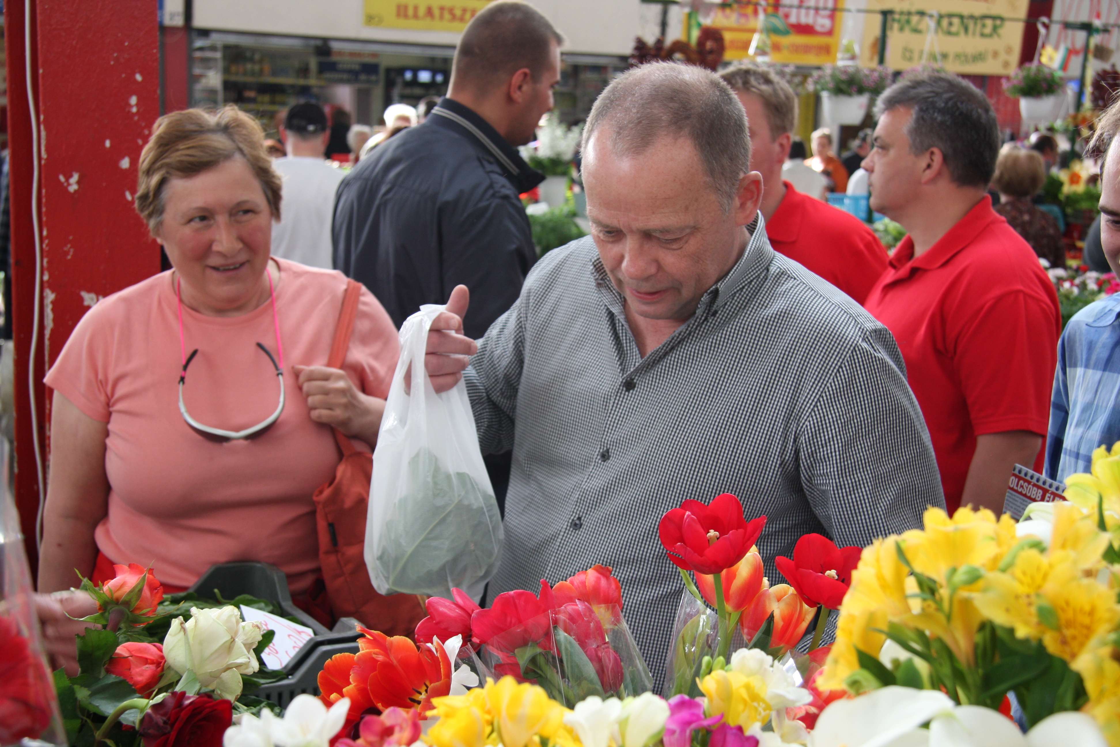 Illustration for article titled Íme a teljes leleplező képsorozat a csepeli piacon fideszest riogató Szanyi