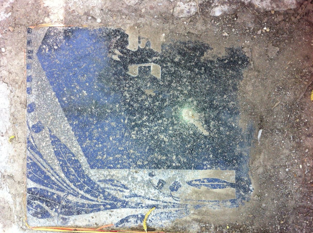 Zsidó sírkövön taposnak a miskolci temető bejáratánál