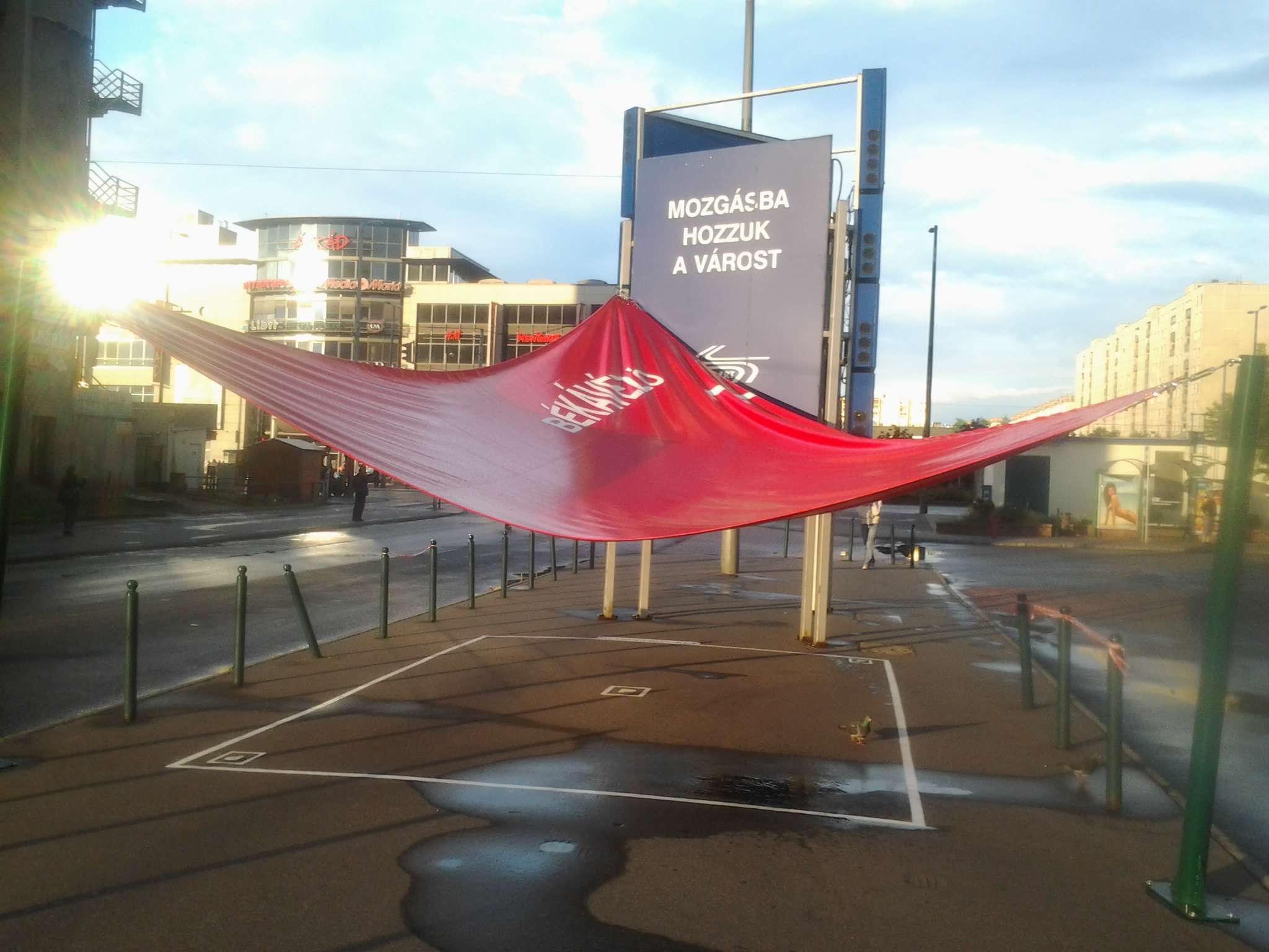 Valami nagyon furcsa izé épül az Örs vezér terén