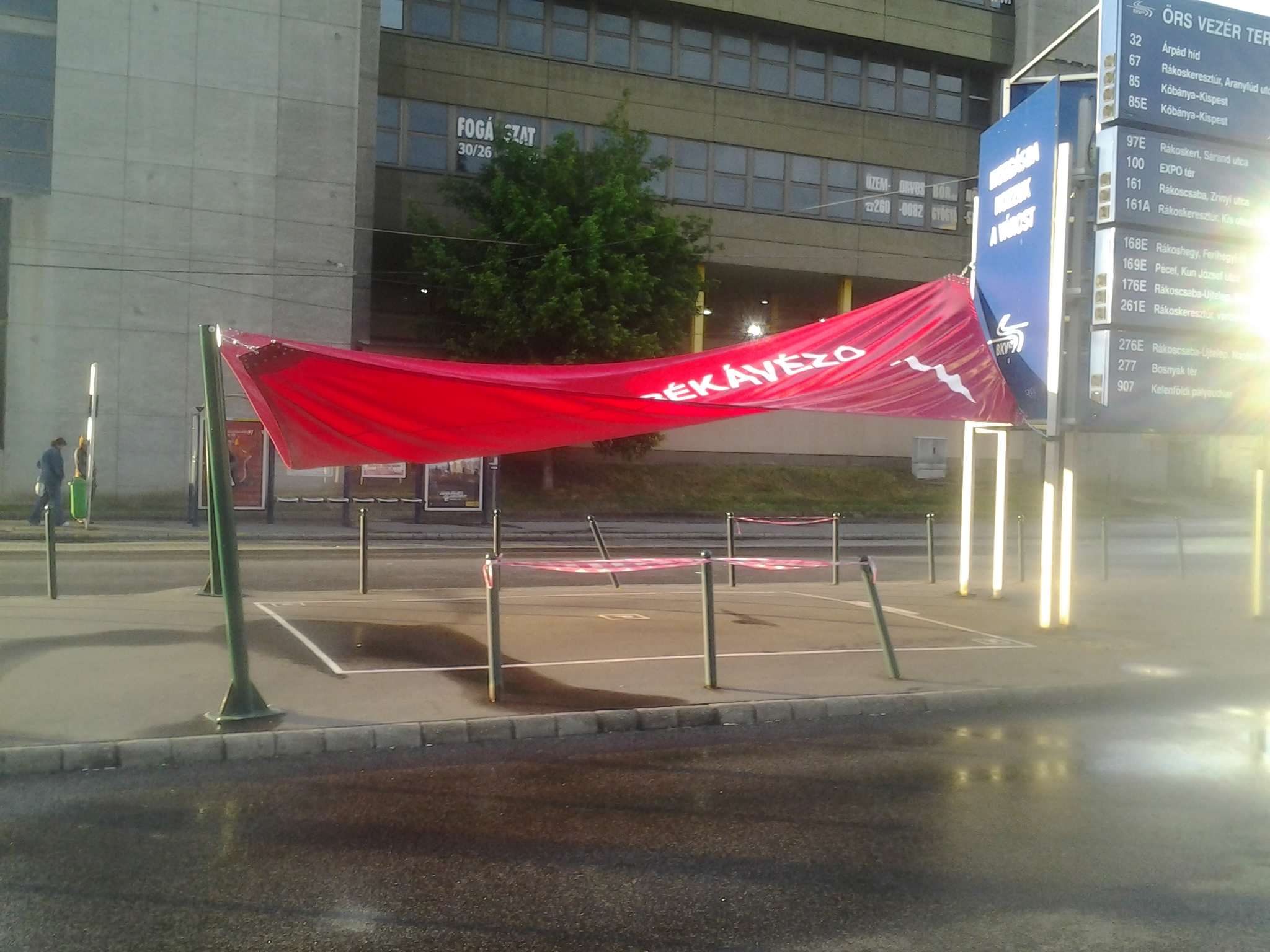 Illustration for article titled Valami nagyon furcsa izé épül az Örs vezér terén