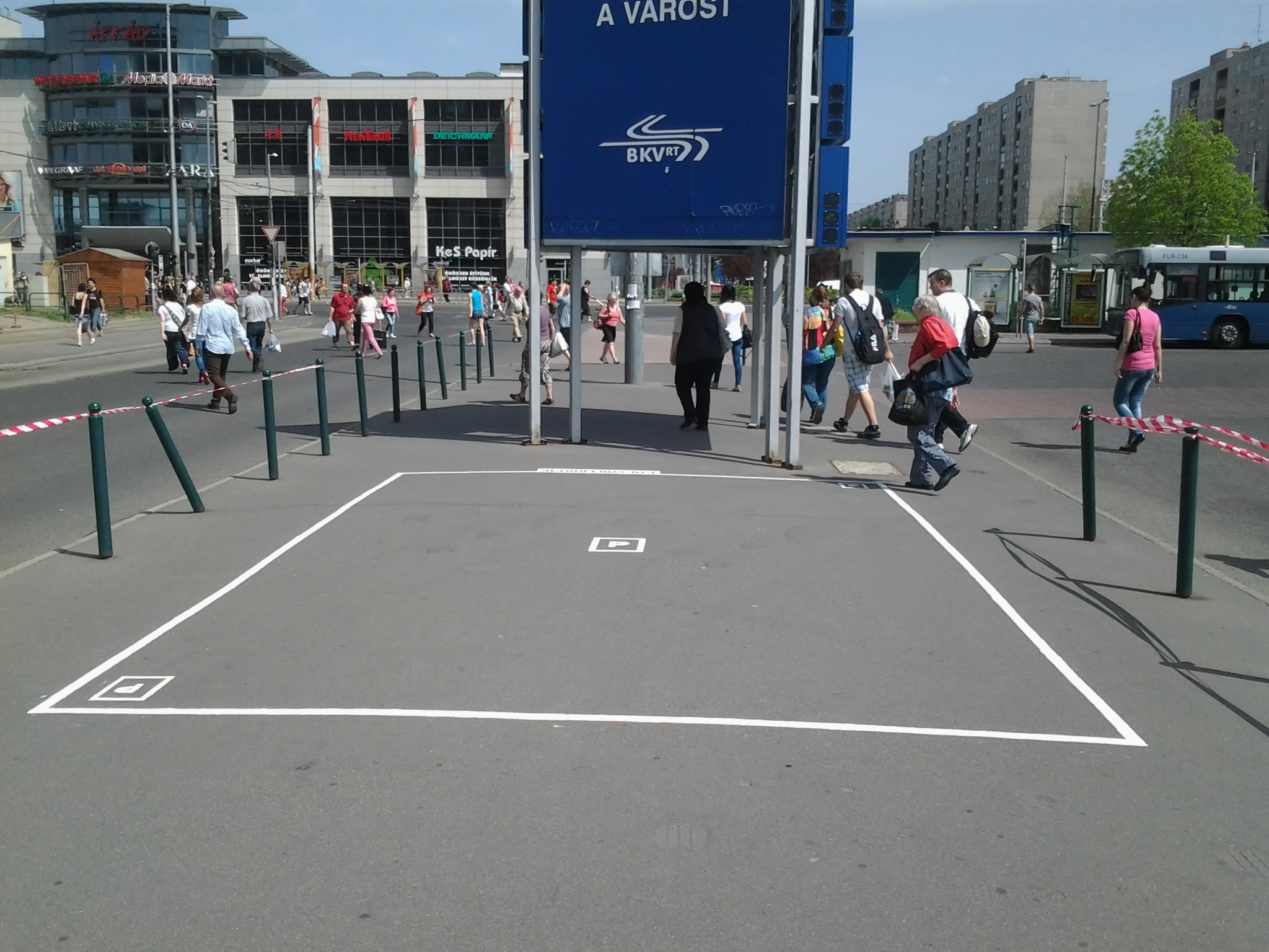 Illustration for article titled Valami nagyon furcsa izé épül az Örs vezér terén