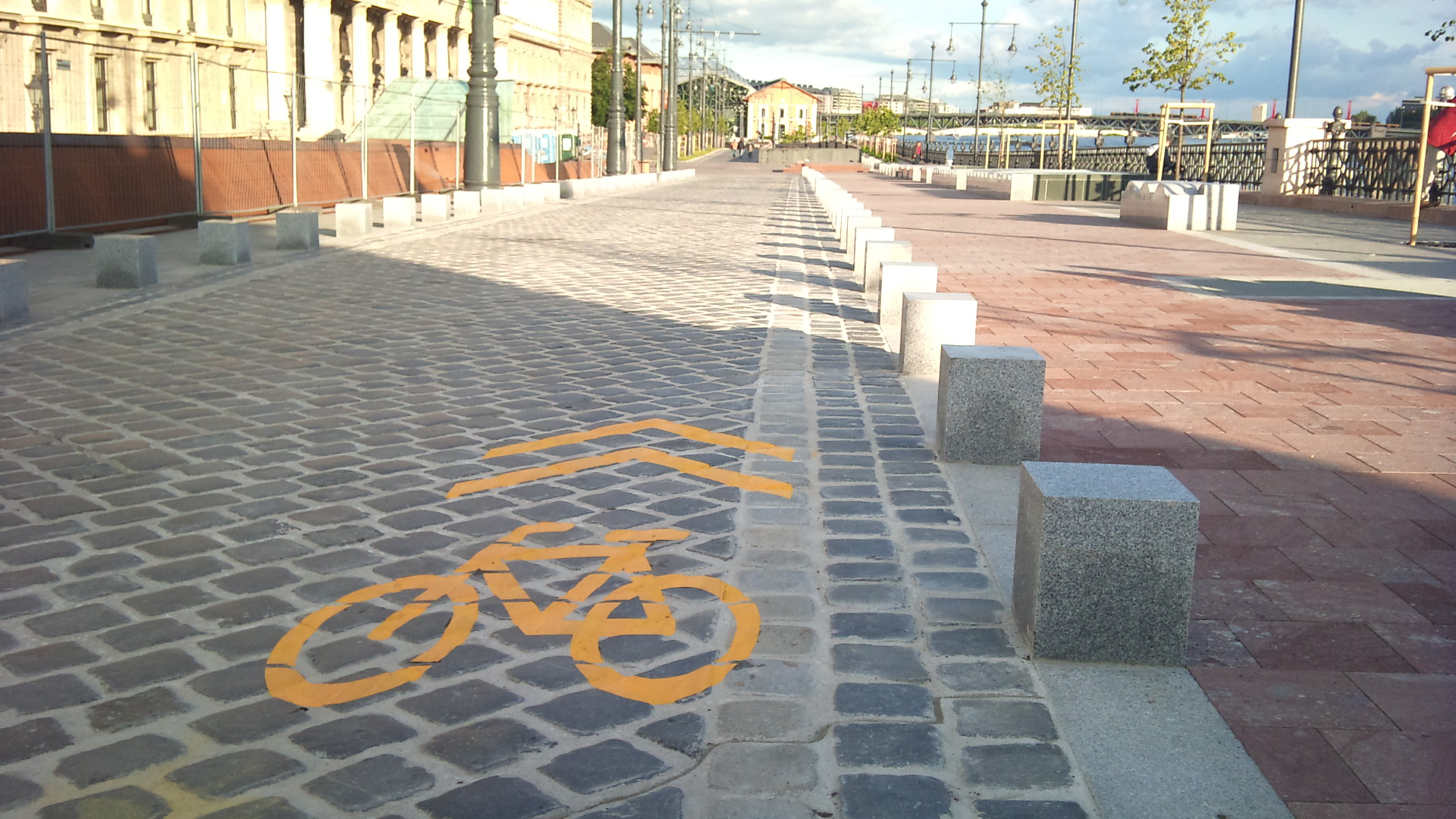 2013-ban miért csinálnak még kockaköves bringasávot Budapesten?