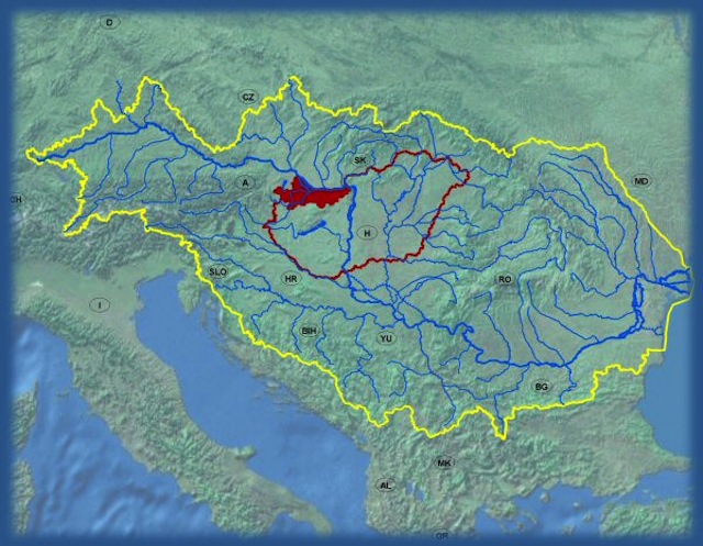 ÁRVÍZ: Győrben már elöntötte a padokat a víz, Komáromban szirénáznak