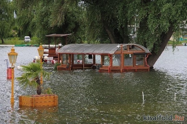 Illustration for article titled ÁRVÍZ: Győrben már elöntötte a padokat a víz, Komáromban szirénáznak