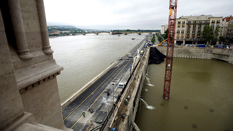 Mit kezdjünk a Parlament mellett kialakult mesterséges tóval?