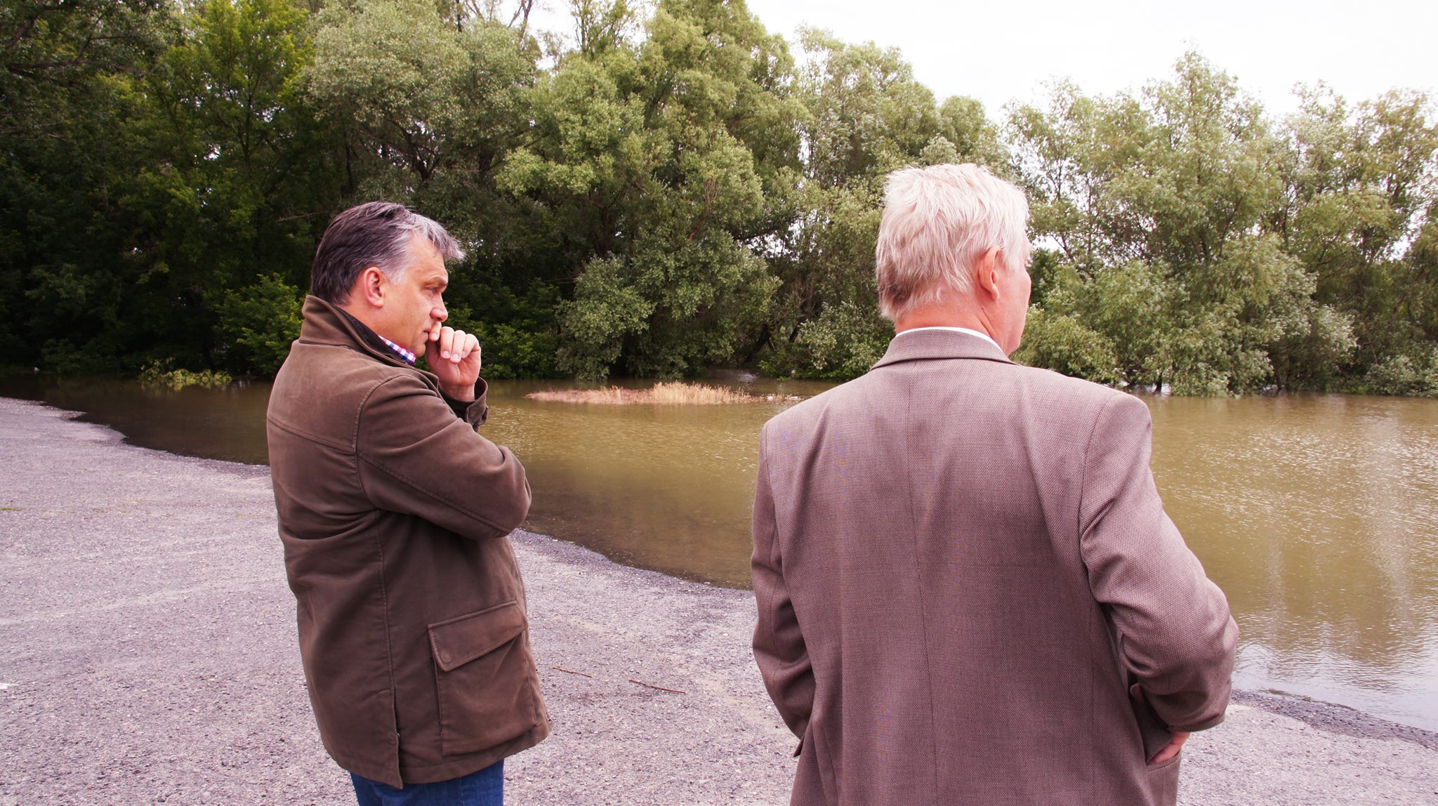 Orbán Viktor looking at water
