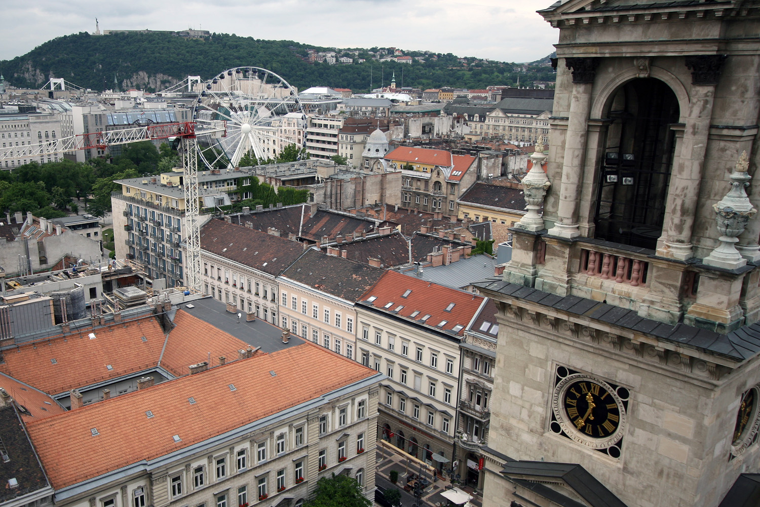 Illustration for article titled Gigászok harca: egyházi panoráma vs óriáskerék