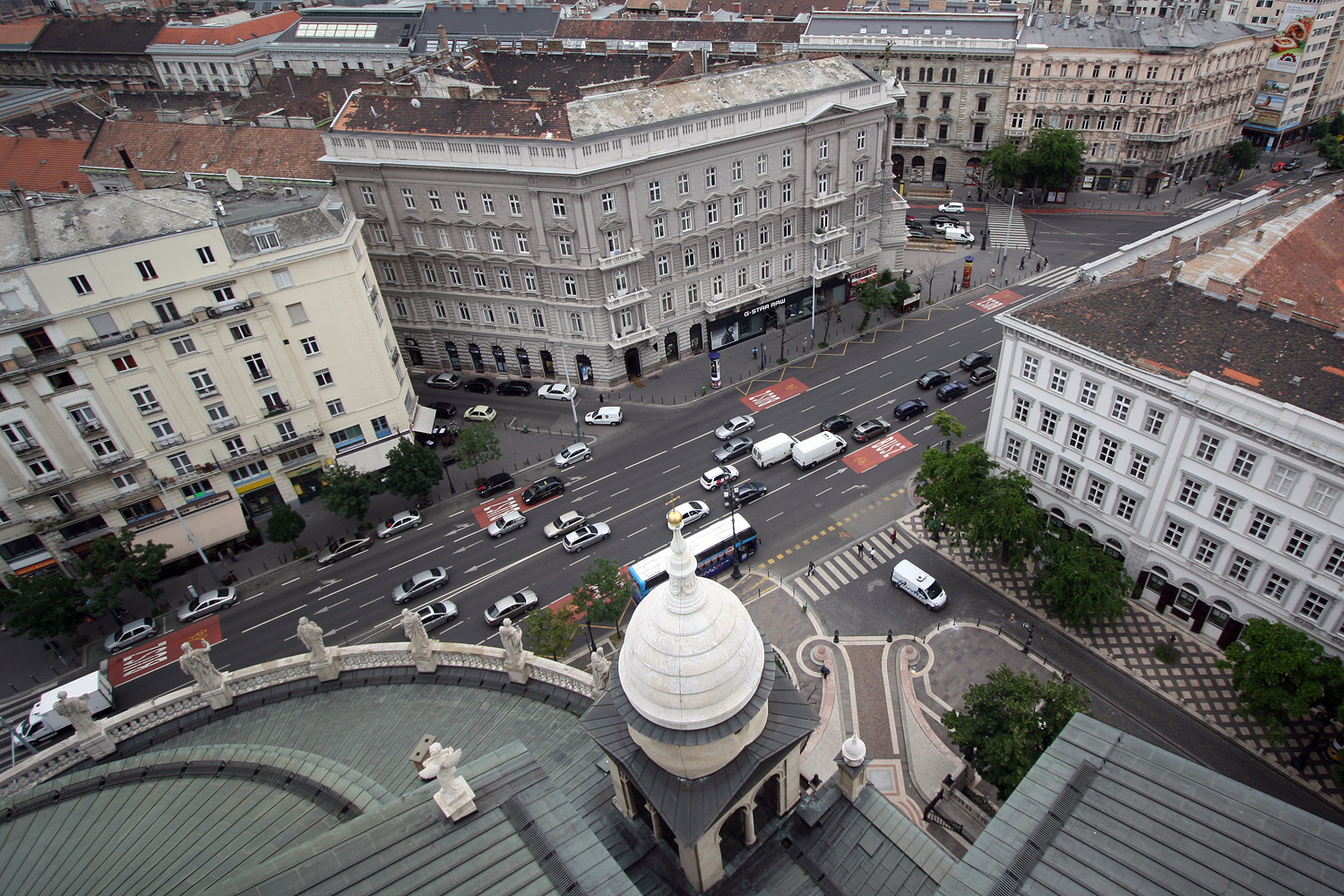 Illustration for article titled Gigászok harca: egyházi panoráma vs óriáskerék