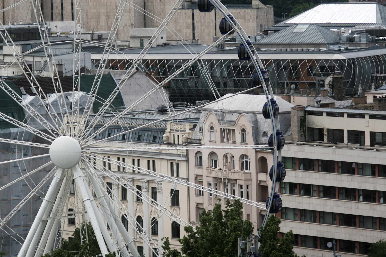 Illustration for article titled Gigászok harca: egyházi panoráma vs óriáskerék