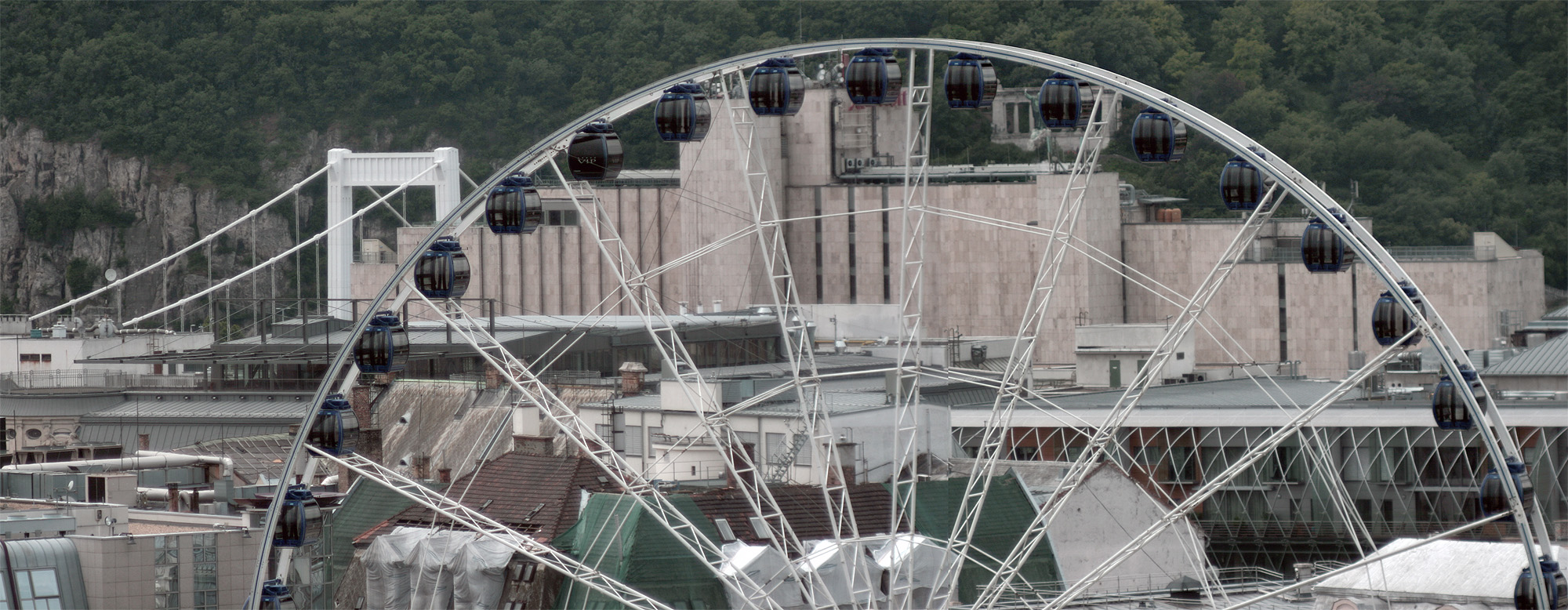 Illustration for article titled Gigászok harca: egyházi panoráma vs óriáskerék