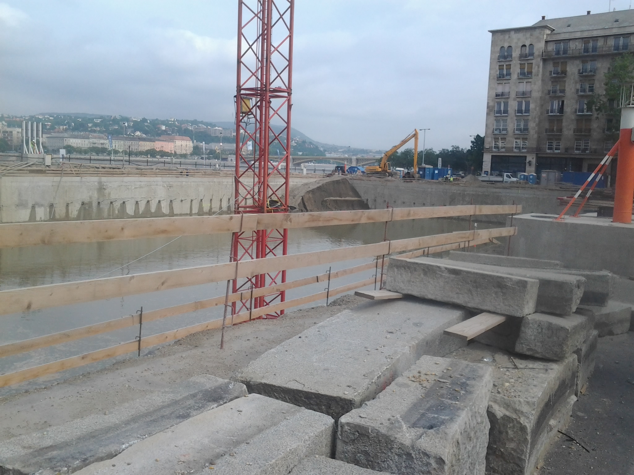 Beleomlott a rámpa a Kossuth téri új betontóba