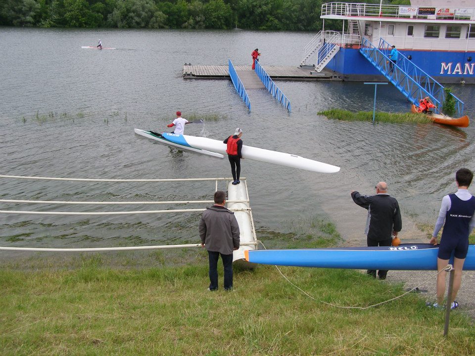 A komáromi kenusok fittyet hánynak az árvízre