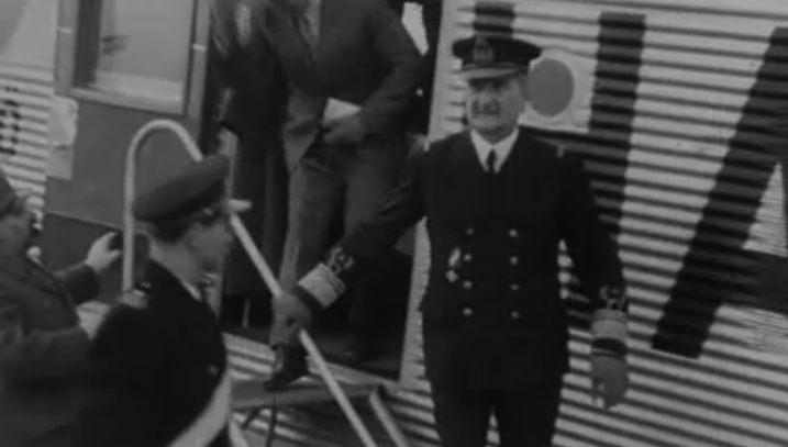 Magyarország kormányzója repülőről nézi az árvizet