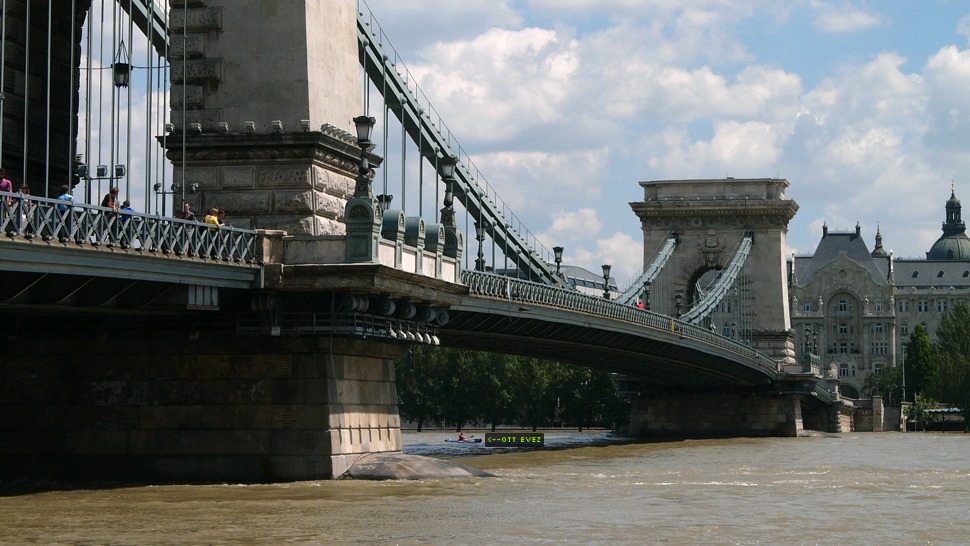 Hatalmas árvízen kajakozni őrült nagy kaland