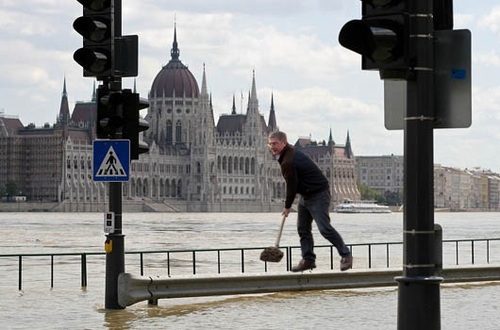 Illustration for article titled Az árvíz vámszedői: Gyurcsány, Schmuck, Árok és Szabó Zsófi