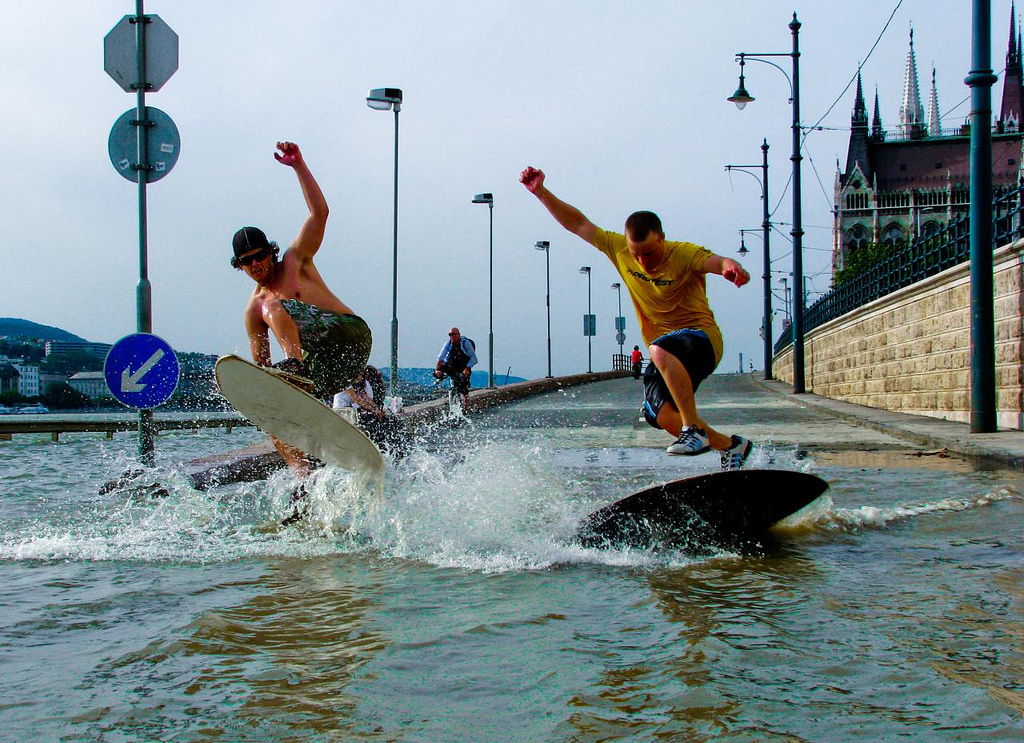 A legjobb móka: szörfözni az árvízen a Parlament előtt