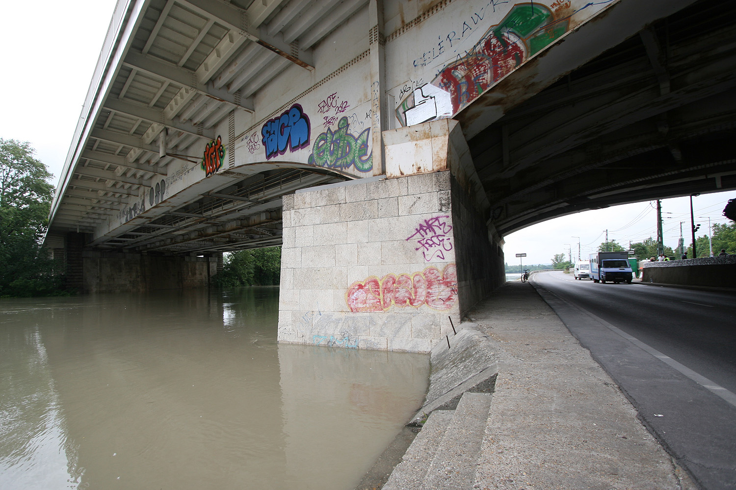 Illustration for article titled Javában homokzsákolnak Budapesten is — a Cink képriportja