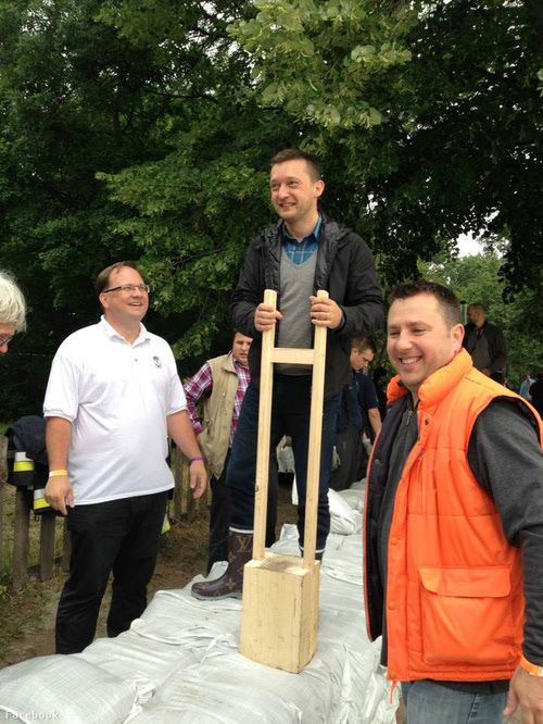 Illustration for article titled Minek örül Rogán Antal a gáton?