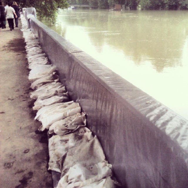 Illustration for article titled Hipszterfotók a Nagy Magyar Árvízről