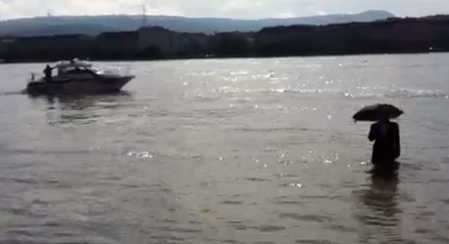 Ki lehetett a Titokzatos Esernyős Ember a Dunában? (UPDATE)