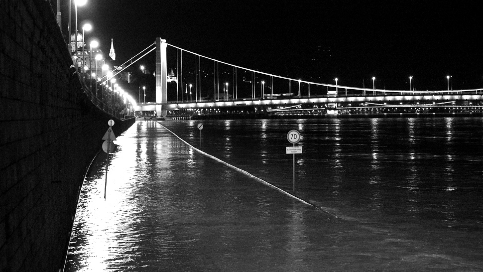 Az árvíz sistereg éjszaka