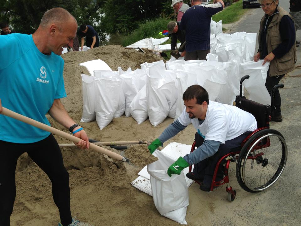 Már a 9gag is felkapta a homokzsákoló kerekesszékest