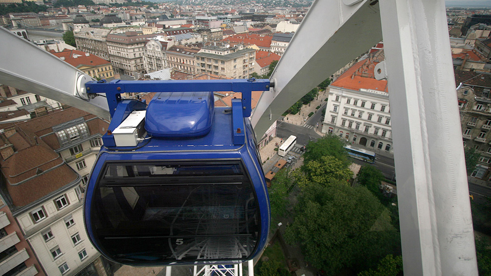 Az óriáskerék jelenleg a legjobb mulatság a Belvárosban