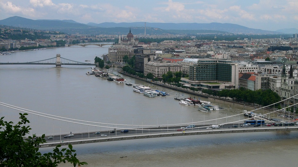 Napsütésben a dunai árvíz a Gellért-hegyről (péntek)