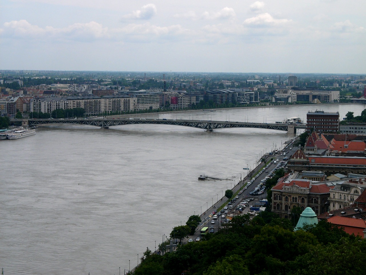 Illustration for article titled Napsütésben a dunai árvíz a Gellért-hegyről (péntek)