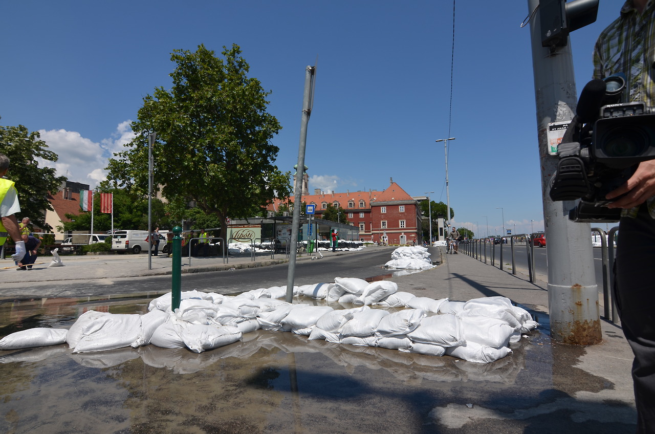 Illustration for article titled Tényleg betört a víz a Batthyány tér környékére - fotók!