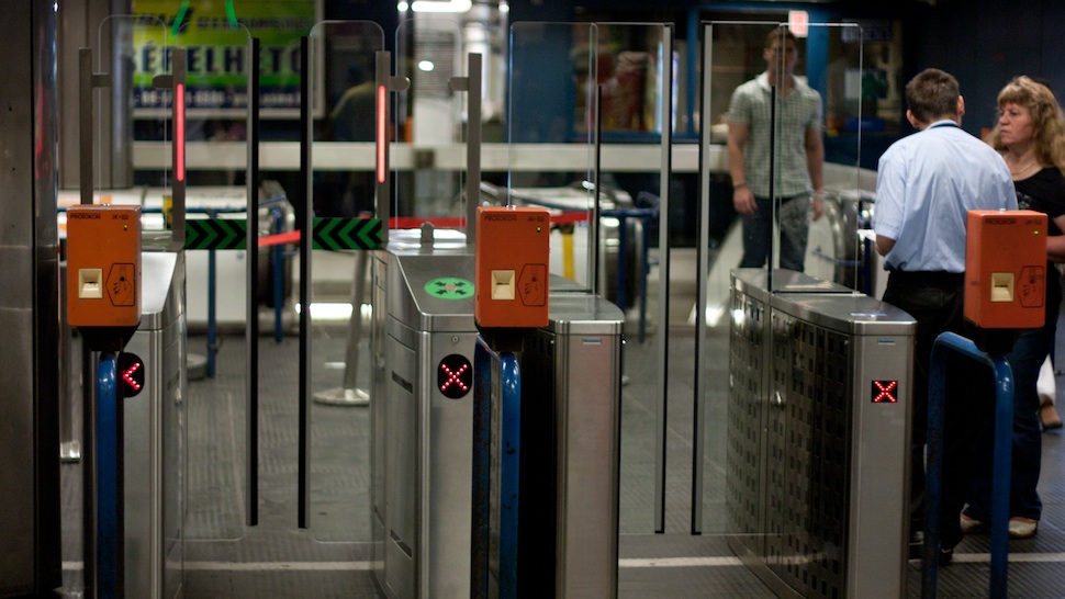 Mától teszteli a BKK a metró új beléptetőkapuit