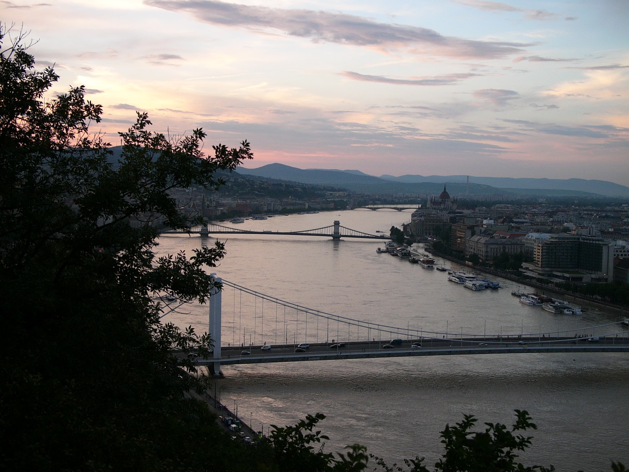 Illustration for article titled Árvízi naplemente a Gellért-hegyről (szombat)