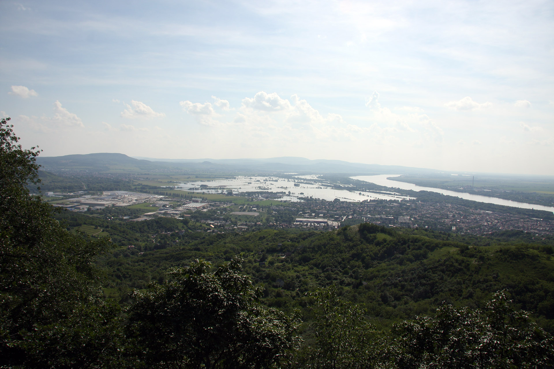Illustration for article titled Budapesten buli, hatvanöt folyamkilométerre Esztergomban már nyugalom