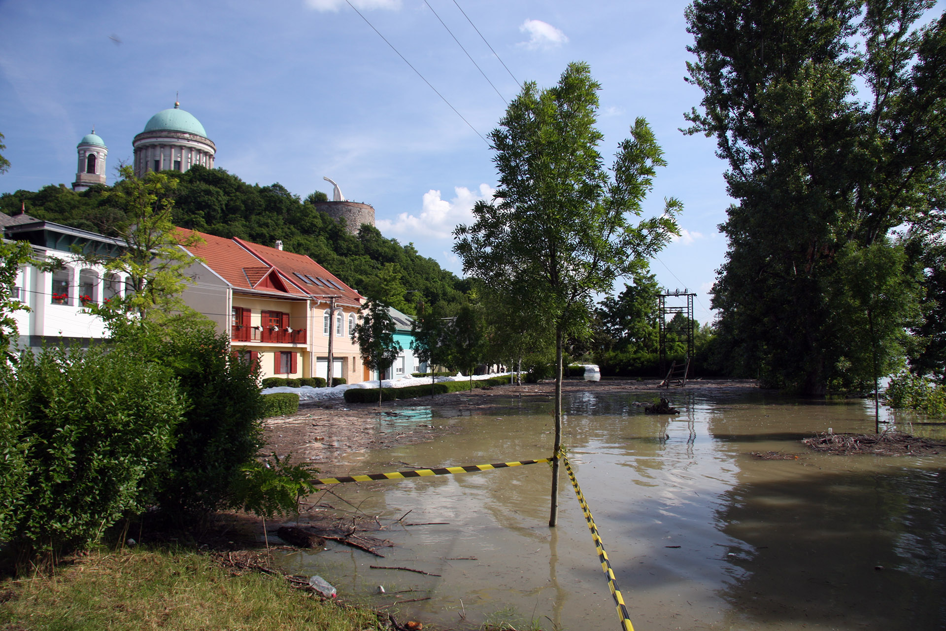 Illustration for article titled Budapesten buli, hatvanöt folyamkilométerre Esztergomban már nyugalom