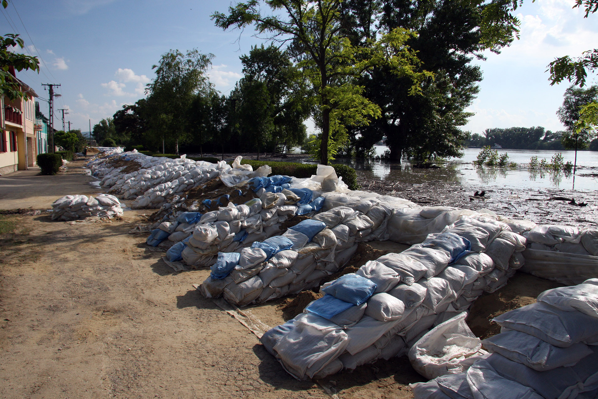 Illustration for article titled Budapesten buli, hatvanöt folyamkilométerre Esztergomban már nyugalom