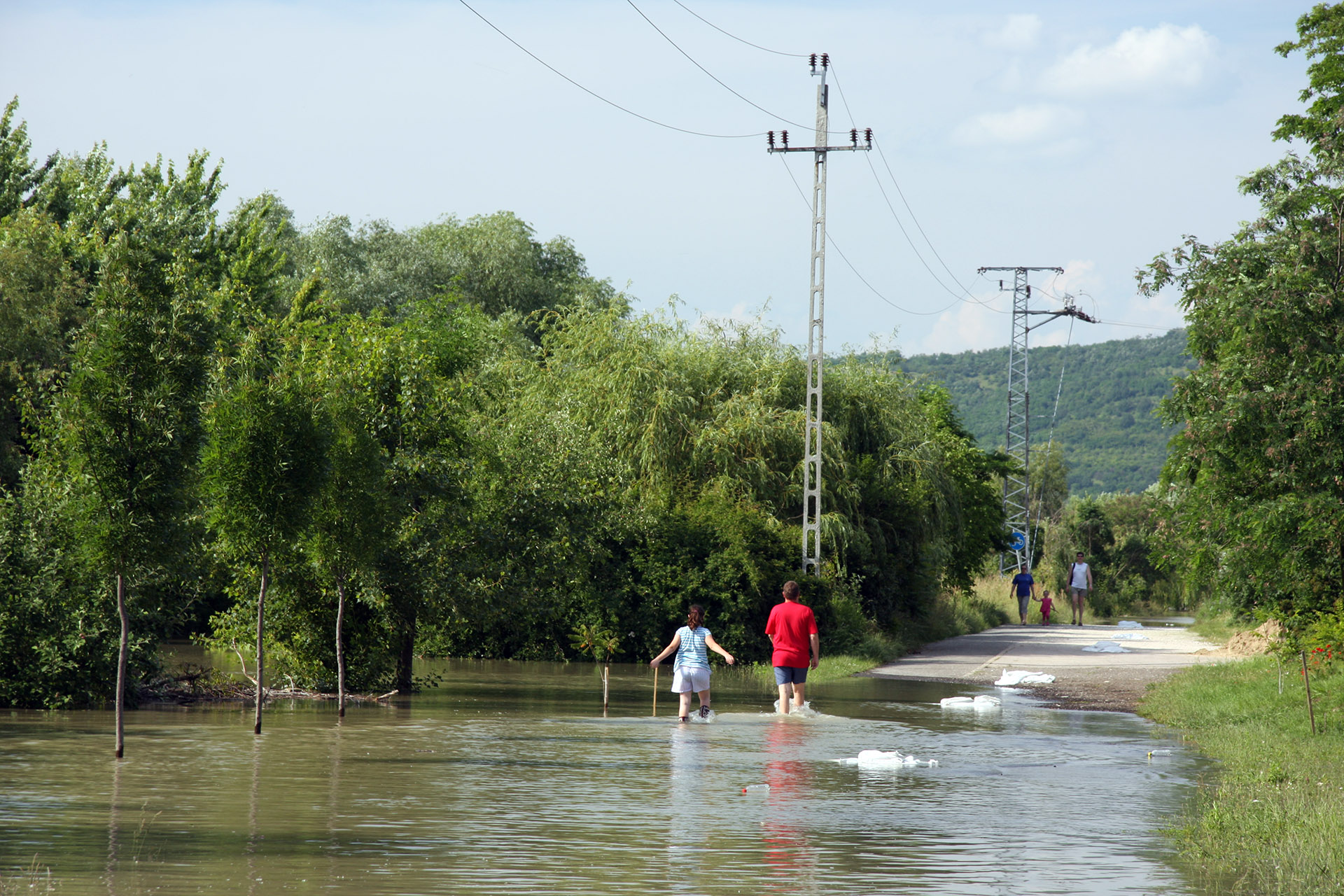 Illustration for article titled Budapesten buli, hatvanöt folyamkilométerre Esztergomban már nyugalom
