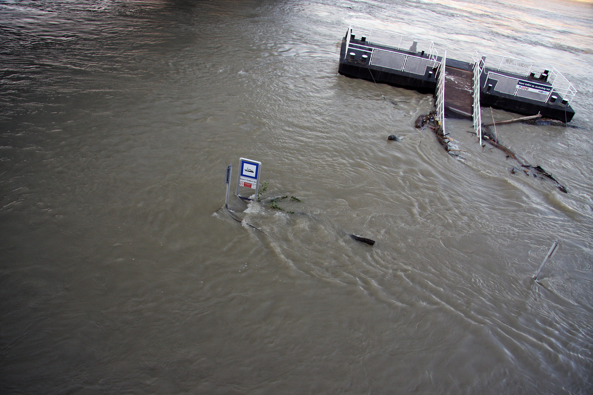 Illustration for article titled Budapesten buli, hatvanöt folyamkilométerre Esztergomban már nyugalom
