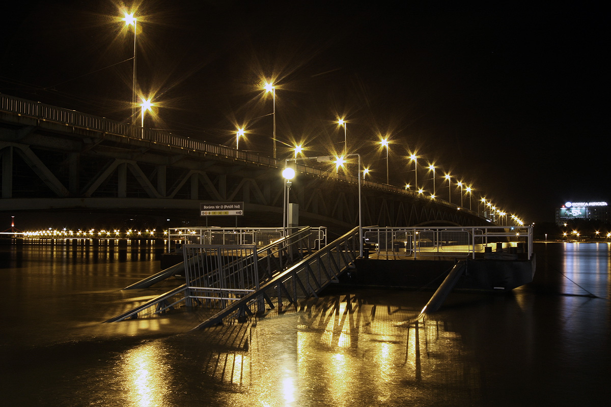 Illustration for article titled Így tetőzött a Duna Budapestnél