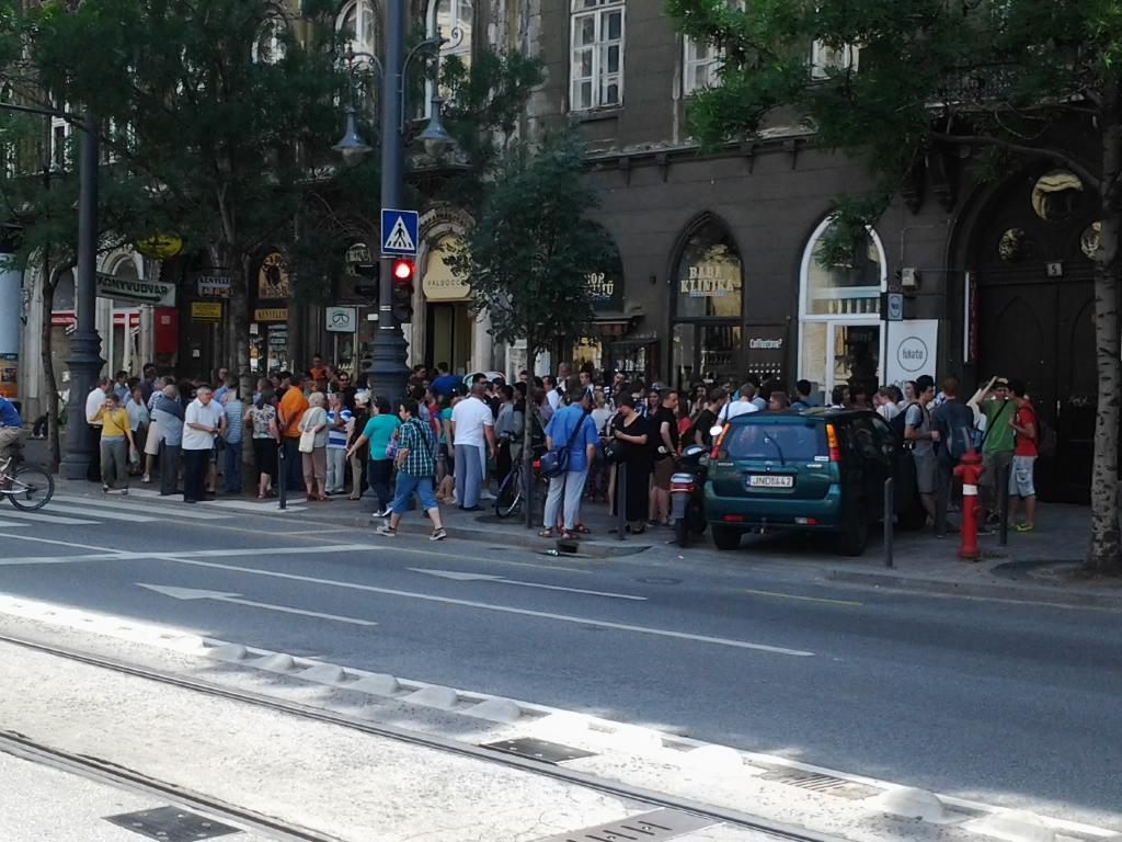 Tömegtüntetés a Kiskörúton? Nem, csak egy cukrászdát áldottak meg