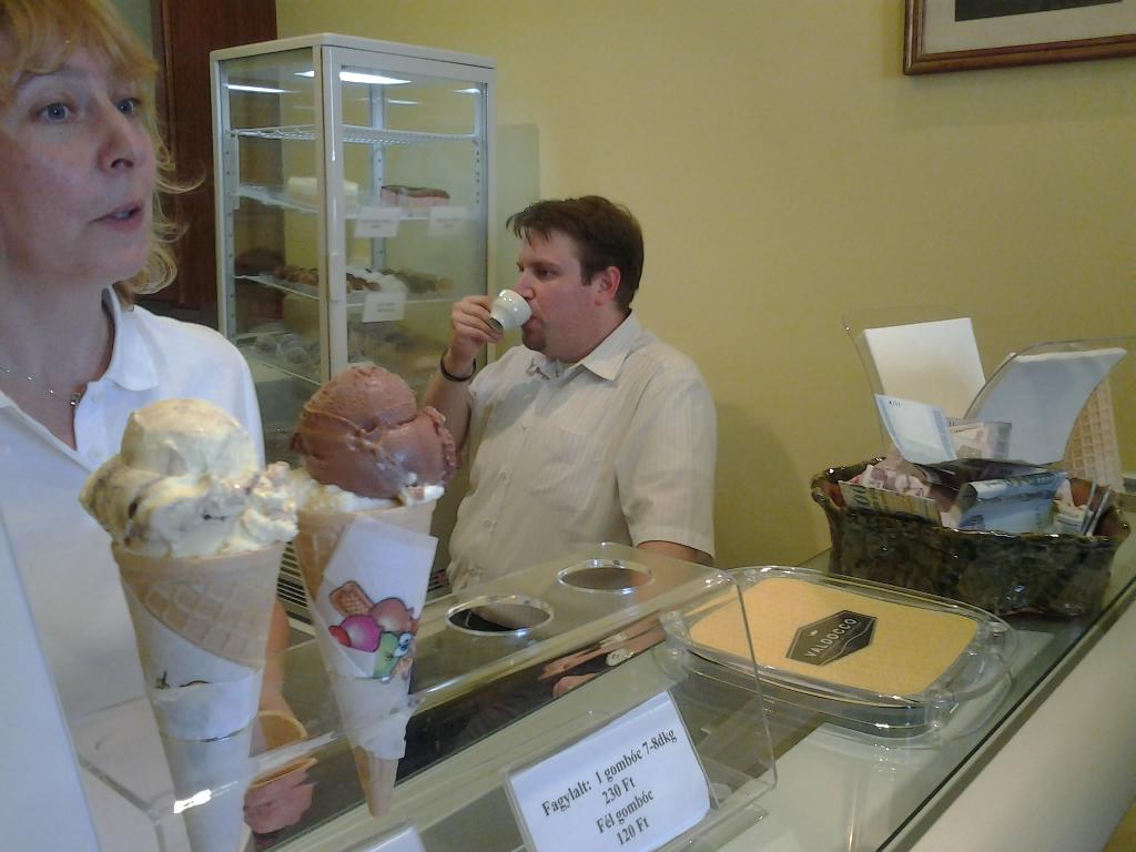 Illustration for article titled Tömegtüntetés a Kiskörúton? Nem, csak egy cukrászdát áldottak meg