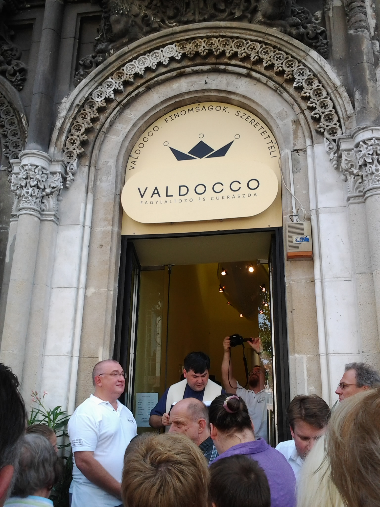 Illustration for article titled Tömegtüntetés a Kiskörúton? Nem, csak egy cukrászdát áldottak meg