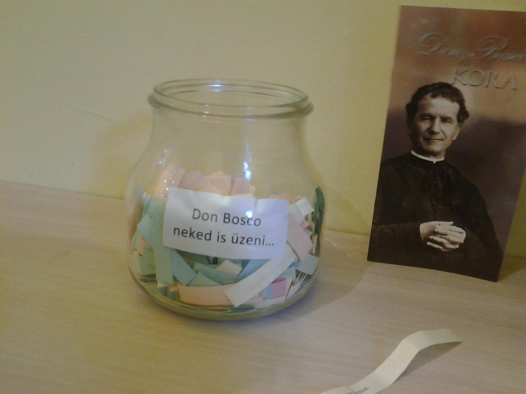 Illustration for article titled Tömegtüntetés a Kiskörúton? Nem, csak egy cukrászdát áldottak meg