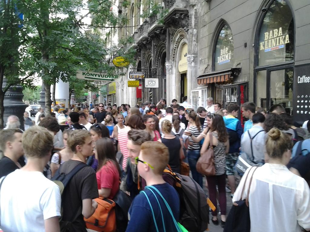 Illustration for article titled Tömegtüntetés a Kiskörúton? Nem, csak egy cukrászdát áldottak meg