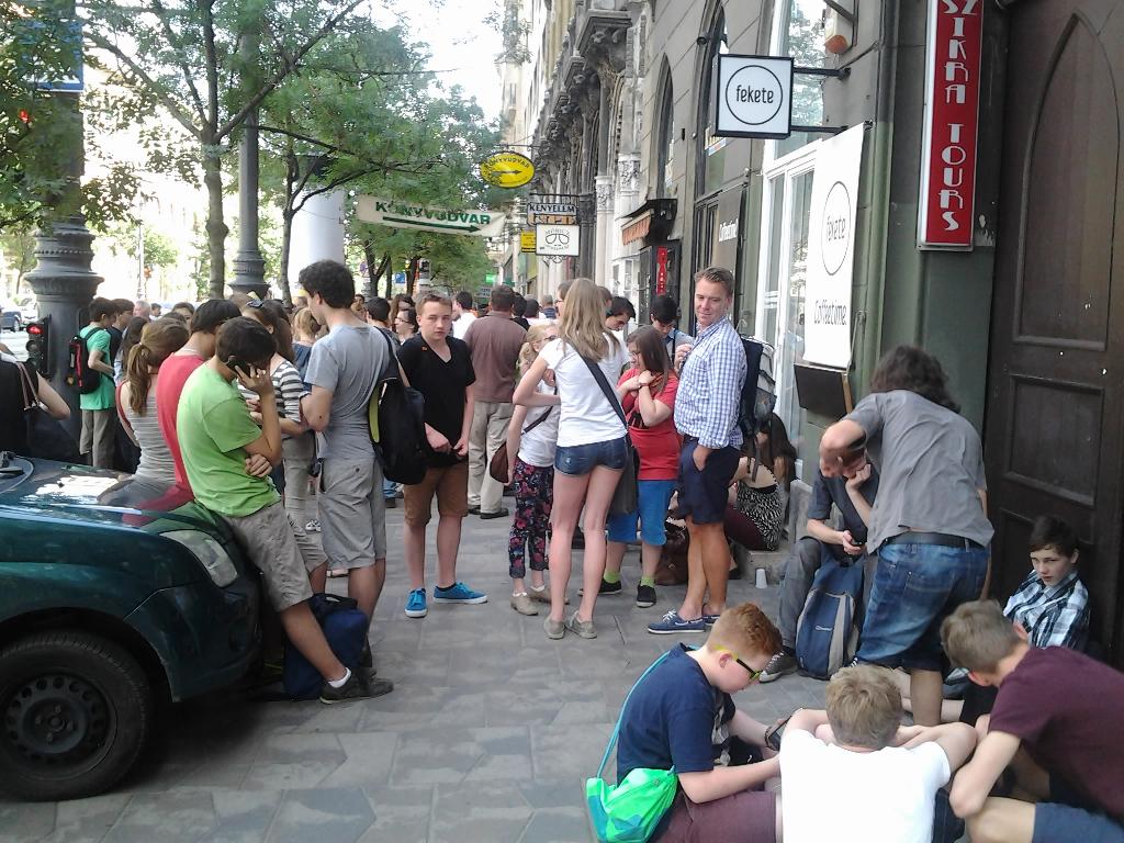 Illustration for article titled Tömegtüntetés a Kiskörúton? Nem, csak egy cukrászdát áldottak meg