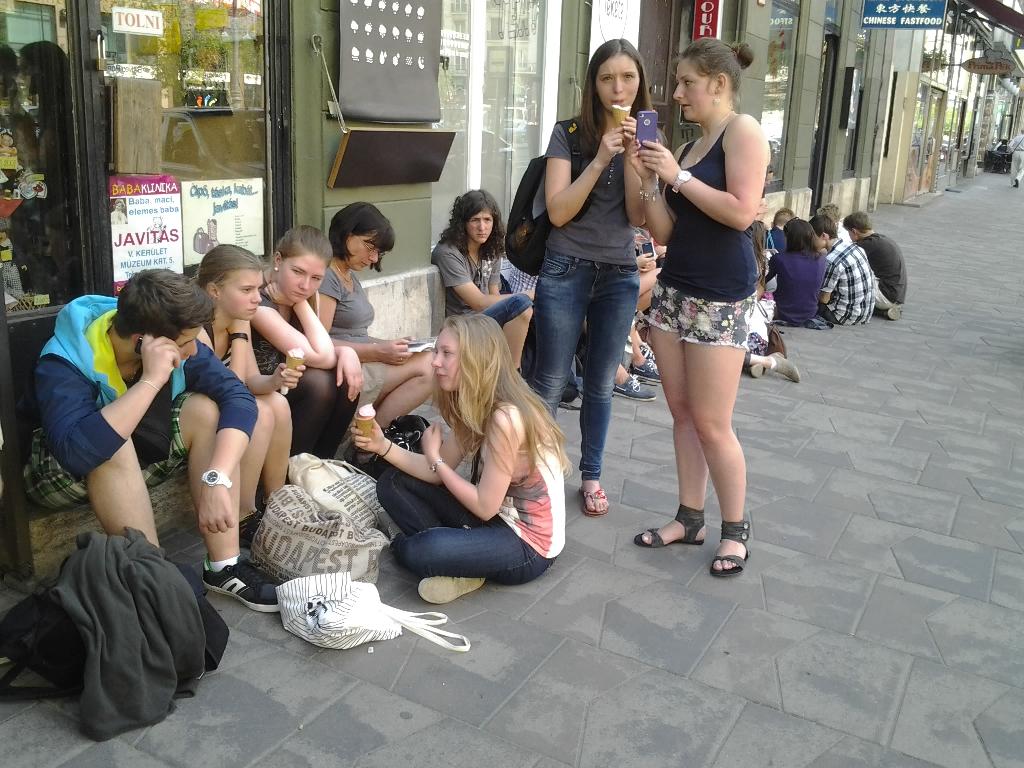 Illustration for article titled Tömegtüntetés a Kiskörúton? Nem, csak egy cukrászdát áldottak meg