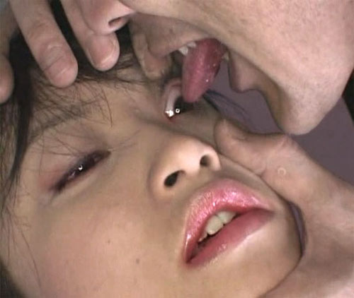 Illustration for article titled Bármennyire divatos, ne nyalogassátok partneretek szemgolyóját!