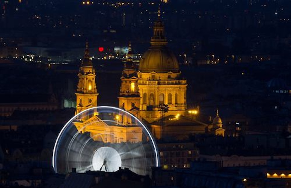 Mit művel éjszakánként Gerendai az Erzsébet téri óriáskeréken?