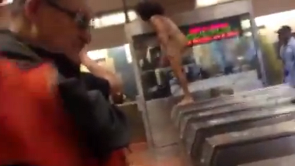 Egy meztelen pasas akrobatikusan inzulálta a nőket a metróban (18+)