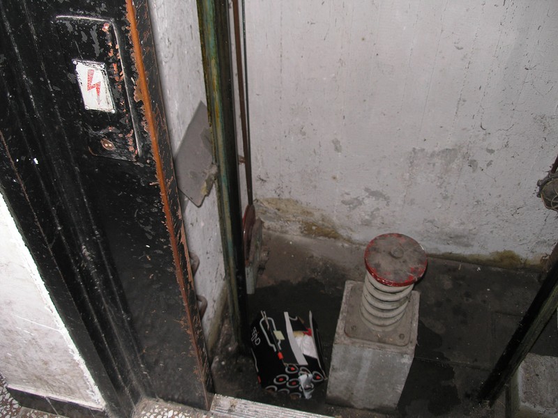 Parázók kérték: Nem volt ott a lift, beesett az aknába